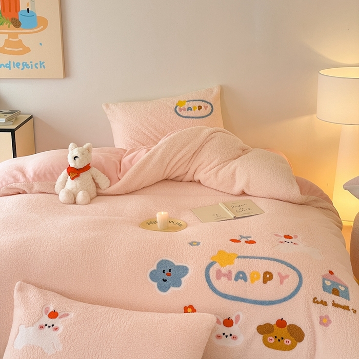 91家纺网 家纺一手货源 找家纺 川悦生活 2025新款泰迪绒毛巾绣卡通四件套 趣味萌宅