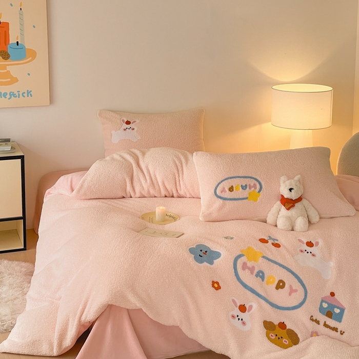 91家纺网 家纺一手货源 找家纺 川悦生活 2025新款泰迪绒毛巾绣卡通四件套 趣味萌宅