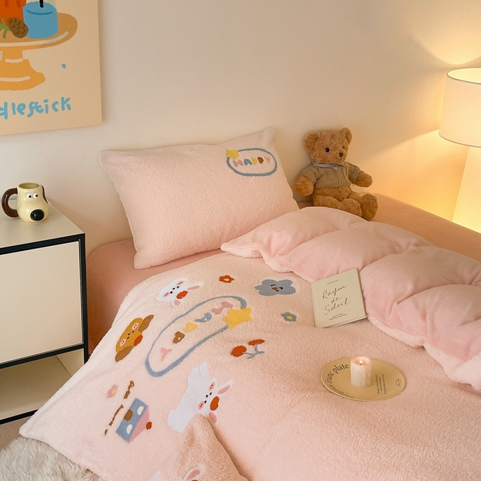 91家纺网 家纺一手货源 找家纺 川悦生活 2025新款泰迪绒毛巾绣卡通四件套 趣味萌宅