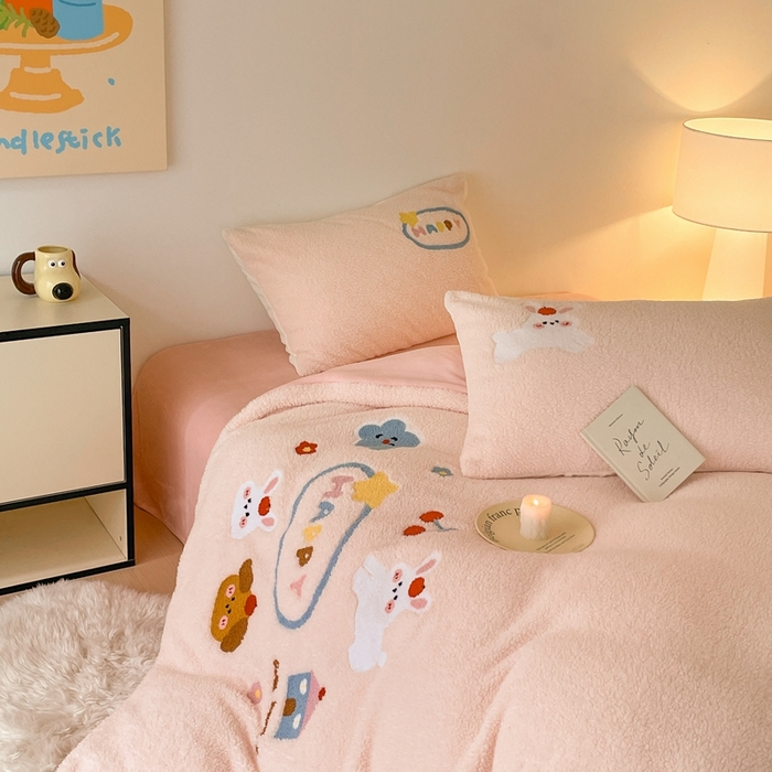 91家纺网 家纺一手货源 找家纺 川悦生活 2025新款泰迪绒毛巾绣卡通四件套 趣味萌宅