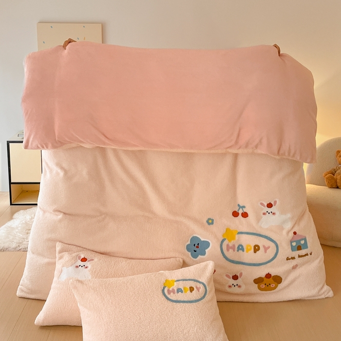 91家纺网 家纺一手货源 找家纺 川悦生活 2025新款泰迪绒毛巾绣卡通四件套 趣味萌宅