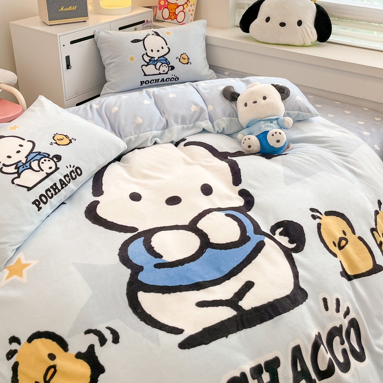 91家纺网 家纺一手货源 找家纺 暮思家居 2025新款正版授权三丽鸥大阪数码印花高克重加厚保暖牛奶绒四件套 绒大阪-可爱帕恰狗