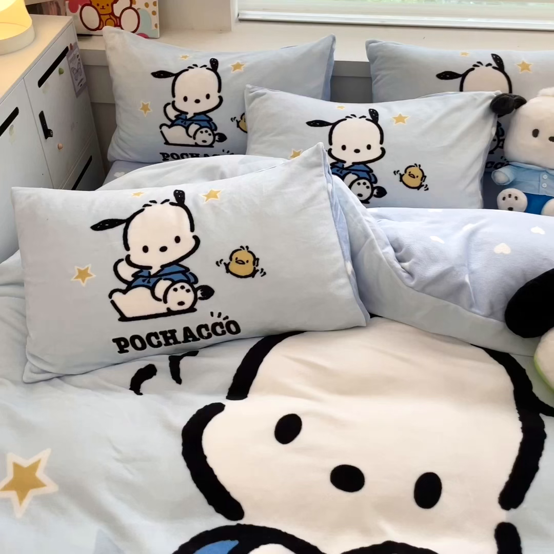 91家纺网 家纺一手货源 找家纺 暮思家居 2025新款正版授权三丽鸥大阪数码印花高克重加厚保暖牛奶绒四件套 绒大阪-可爱帕恰狗
