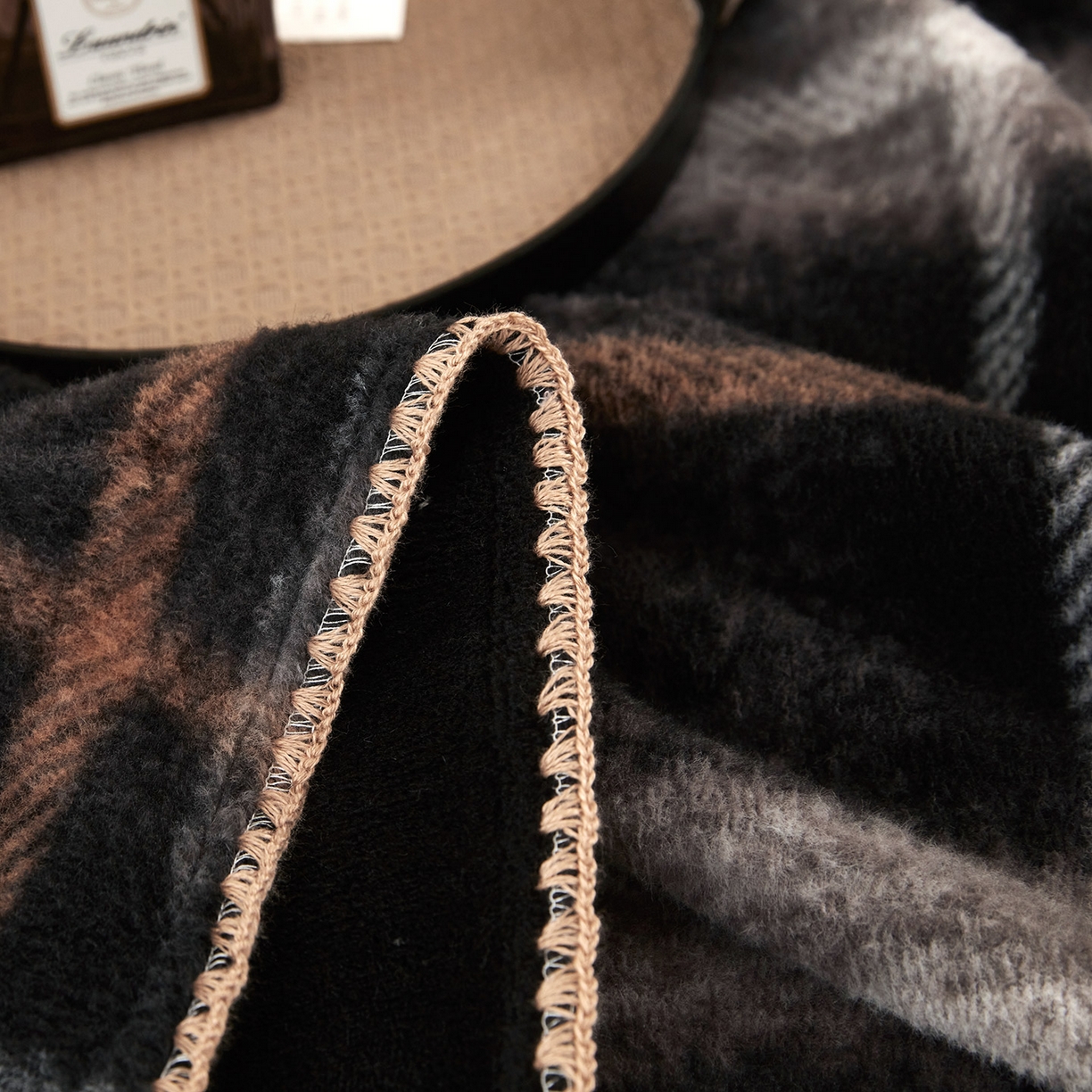 91家纺网 家纺一手货源 找家纺 悦织湾家纺 2025新款双层仿羊绒毛毯羊驼绒盖毯绵仿羊绒毯子轻奢印花被子毯子加厚保暖冬季跨境专供 仿羊绒-宝莉黑咖