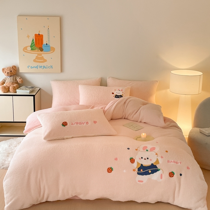 91家纺网 家纺一手货源 找家纺 川悦生活 2025新款泰迪绒毛巾绣卡通四件套 甜蜜兔妮