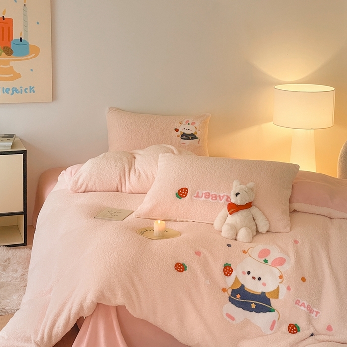 91家纺网 家纺一手货源 找家纺 川悦生活 2025新款泰迪绒毛巾绣卡通四件套 甜蜜兔妮