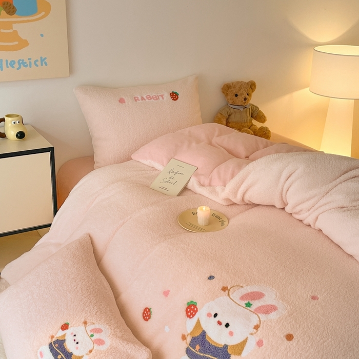 91家纺网 家纺一手货源 找家纺 川悦生活 2025新款泰迪绒毛巾绣卡通四件套 甜蜜兔妮