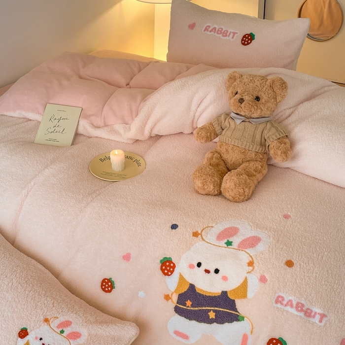 91家纺网 家纺一手货源 找家纺 川悦生活 2025新款泰迪绒毛巾绣卡通四件套 甜蜜兔妮