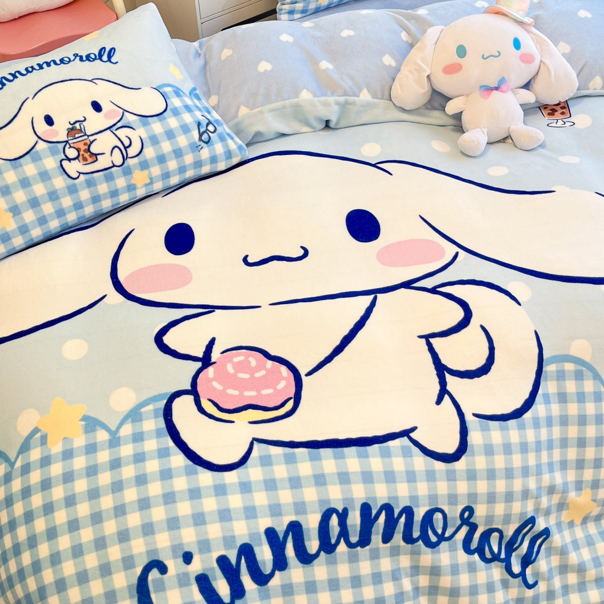 91家纺网 家纺一手货源 找家纺 暮思家居 2025新款正版授权三丽鸥大阪数码印花高克重加厚保暖牛奶绒四件套 绒大阪-快乐玉桂狗