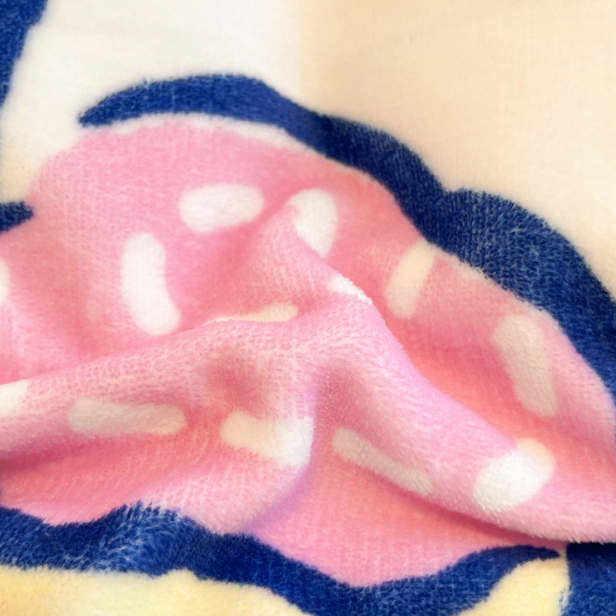 91家纺网 家纺一手货源 找家纺 暮思家居 2025新款正版授权三丽鸥大阪数码印花高克重加厚保暖牛奶绒四件套 绒大阪-快乐玉桂狗