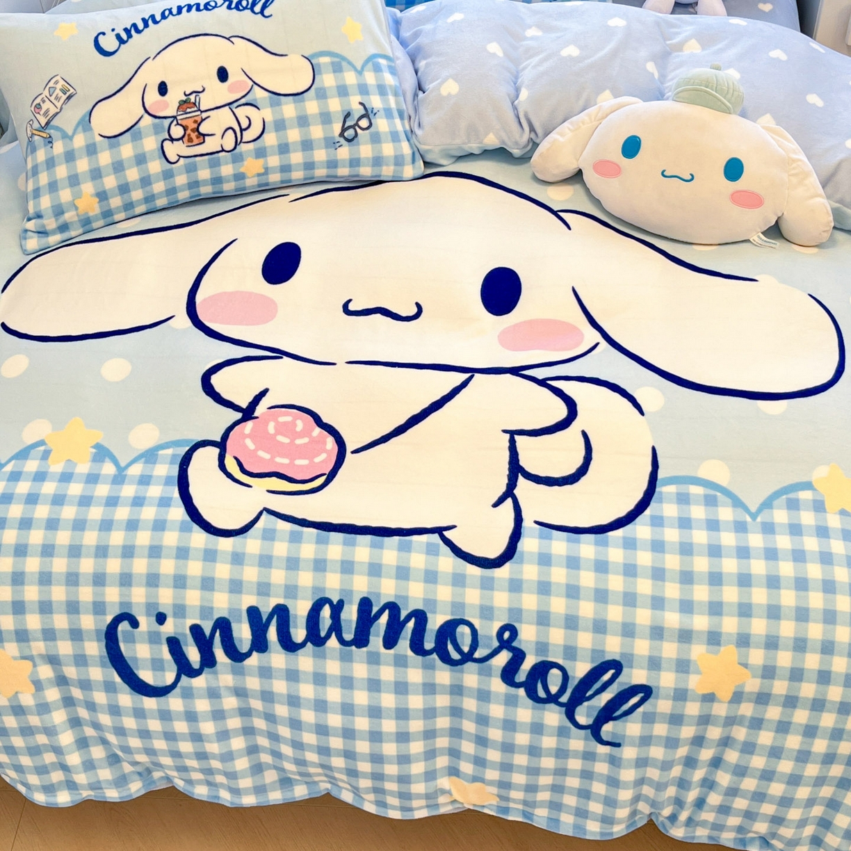 91家纺网 家纺一手货源 找家纺 暮思家居 2025新款正版授权三丽鸥大阪数码印花高克重加厚保暖牛奶绒四件套 绒大阪-快乐玉桂狗