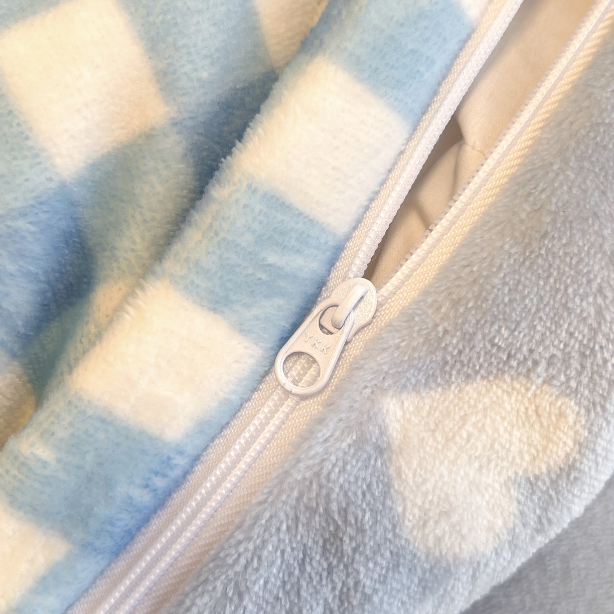 91家纺网 家纺一手货源 找家纺 暮思家居 2025新款正版授权三丽鸥大阪数码印花高克重加厚保暖牛奶绒四件套 绒大阪-快乐玉桂狗