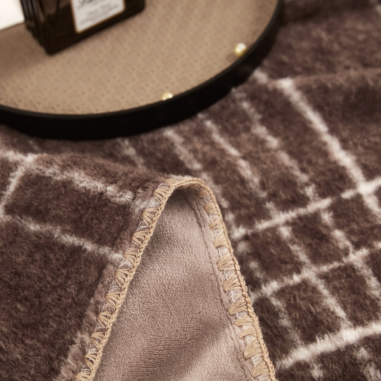 91家纺网 家纺一手货源 找家纺 悦织湾家纺 2025新款双层仿羊绒毛毯羊驼绒盖毯绵仿羊绒毯子轻奢印花被子毯子加厚保暖冬季跨境专供 仿羊绒-宝莉棕白