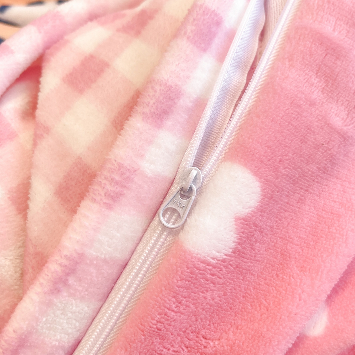 91家纺网 家纺一手货源 找家纺 暮思家居 2025新款正版授权三丽鸥大阪数码印花高克重加厚保暖牛奶绒四件套 绒大阪-奶油KT