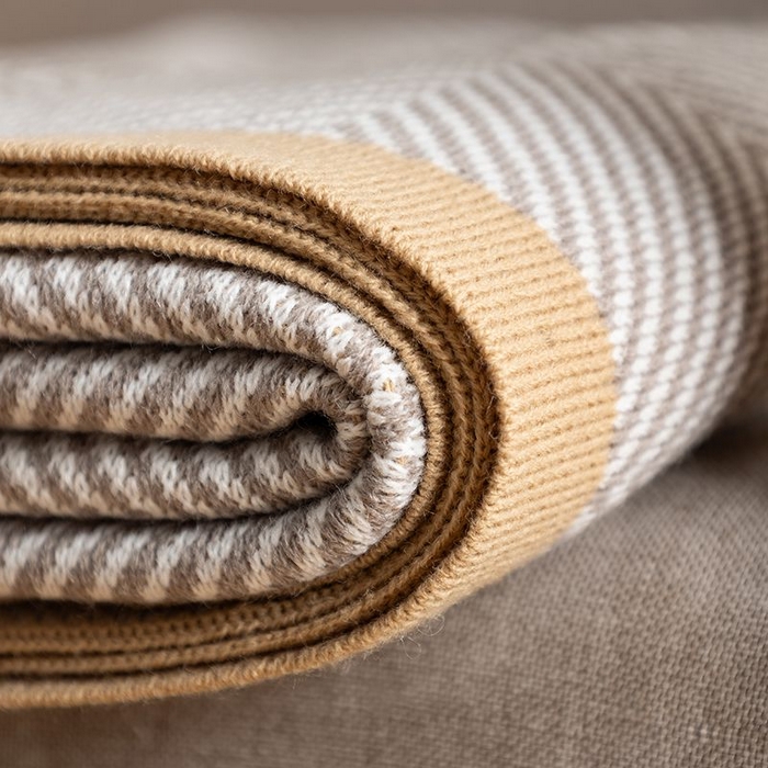 91家纺网 家纺一手货源 找家纺 （总）悦织湾家纺 2025新款轻奢晴纶针织毛毯人字纹回字纹休闲时尚盖毯航空毯