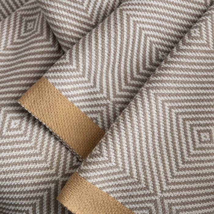 91家纺网 家纺一手货源 找家纺 （总）悦织湾家纺 2025新款轻奢晴纶针织毛毯人字纹回字纹休闲时尚盖毯航空毯