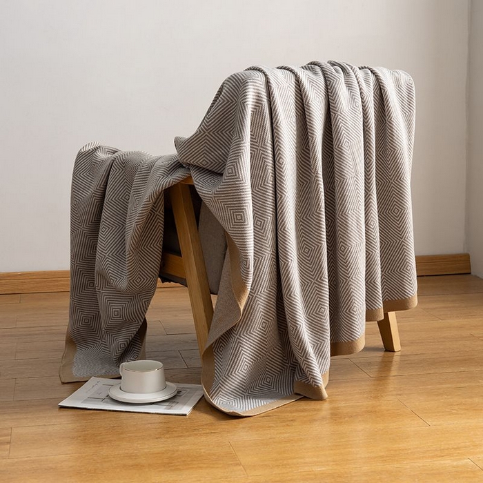 91家纺网 家纺一手货源 找家纺 悦织湾家纺 2025新款轻奢晴纶针织毛毯人字纹回字纹休闲时尚盖毯航空毯 回字纹浅灰