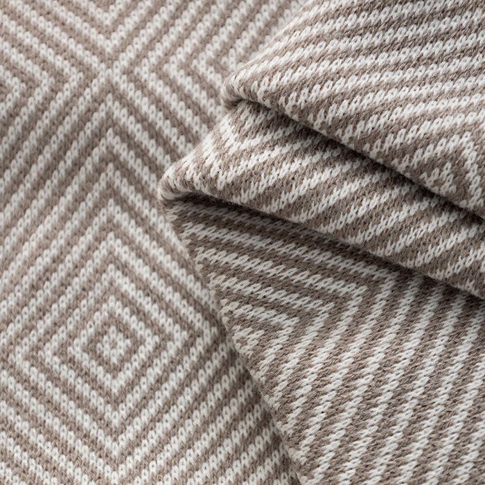 91家纺网 家纺一手货源 找家纺 悦织湾家纺 2025新款轻奢晴纶针织毛毯人字纹回字纹休闲时尚盖毯航空毯 回字纹浅灰