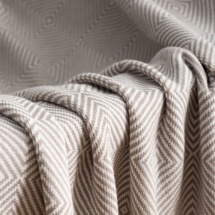 91家纺网 家纺一手货源 找家纺 悦织湾家纺 2025新款轻奢晴纶针织毛毯人字纹回字纹休闲时尚盖毯航空毯 回字纹浅灰
