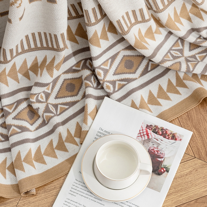 91家纺网 家纺一手货源 找家纺 悦织湾家纺 2025新款轻奢晴纶针织毛毯人字纹回字纹休闲时尚盖毯航空毯 菱形