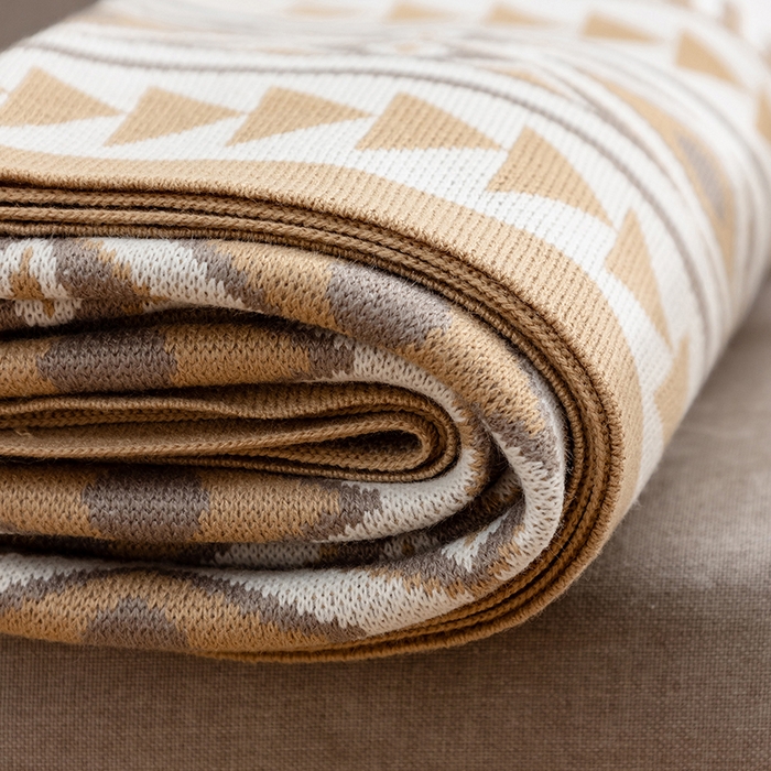 91家纺网 家纺一手货源 找家纺 悦织湾家纺 2025新款轻奢晴纶针织毛毯人字纹回字纹休闲时尚盖毯航空毯 菱形