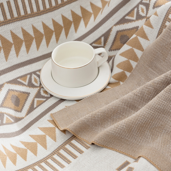 91家纺网 家纺一手货源 找家纺 悦织湾家纺 2025新款轻奢晴纶针织毛毯人字纹回字纹休闲时尚盖毯航空毯 菱形