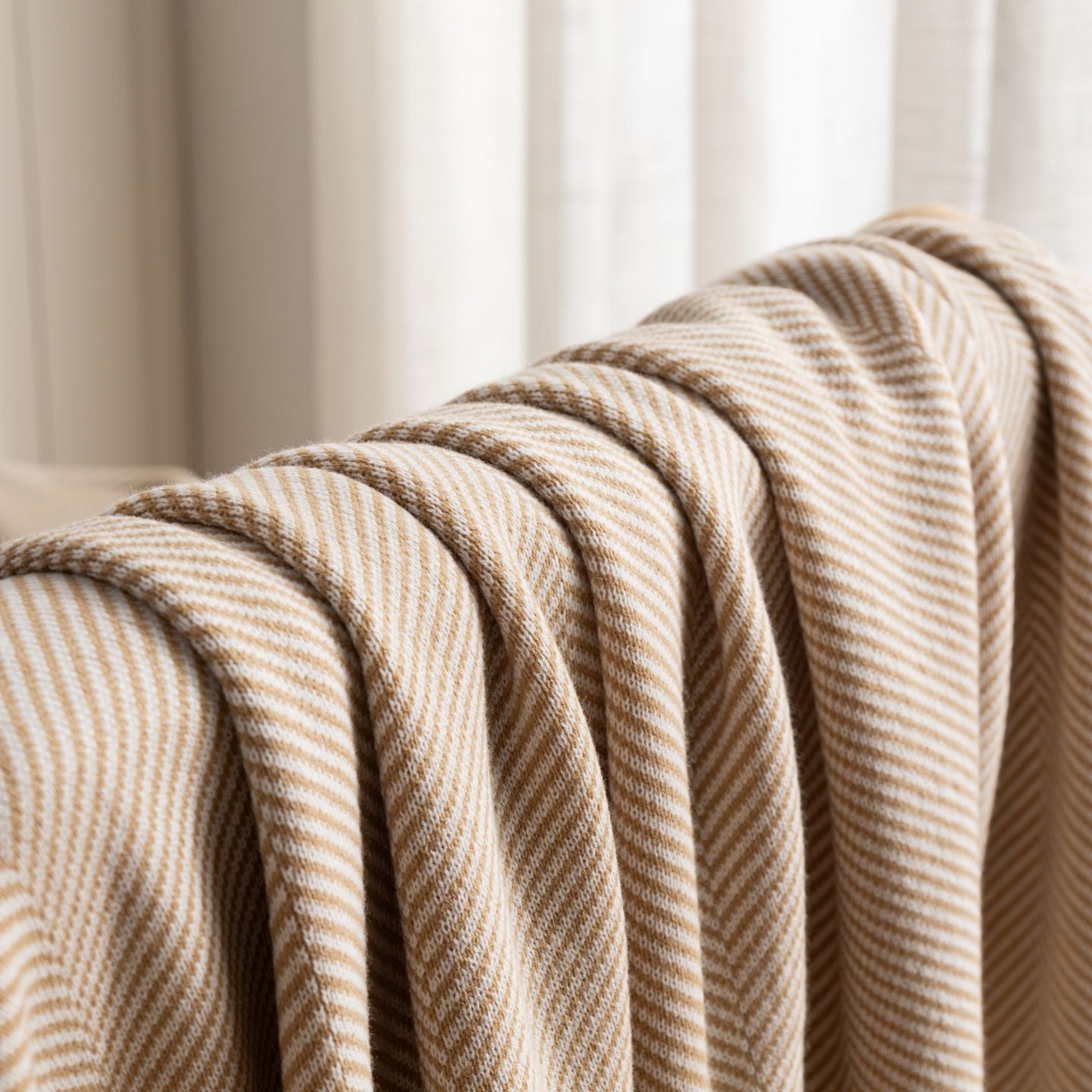 91家纺网 家纺一手货源 找家纺 悦织湾家纺 2025新款轻奢晴纶针织毛毯人字纹回字纹休闲时尚盖毯航空毯 人字纹浅卡其