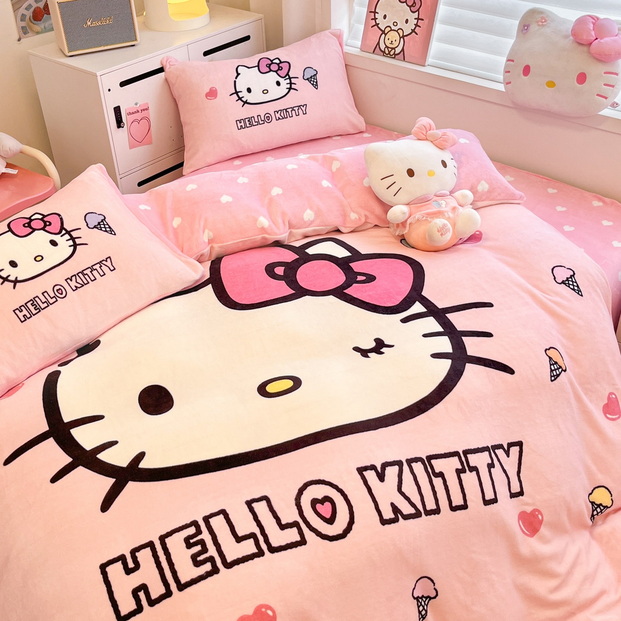 91家纺网 家纺一手货源 找家纺 暮思家居 2025新款正版授权三丽鸥大阪数码印花高克重加厚保暖牛奶绒四件套 绒大阪-甜筒KT