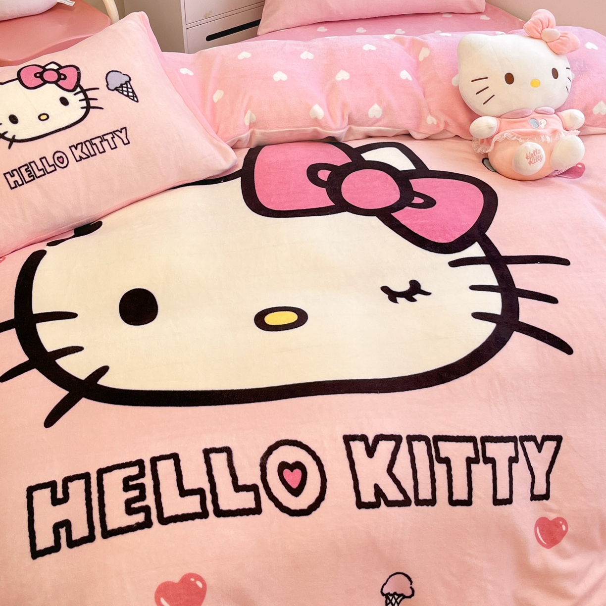 91家纺网 家纺一手货源 找家纺 暮思家居 2025新款正版授权三丽鸥大阪数码印花高克重加厚保暖牛奶绒四件套 绒大阪-甜筒KT