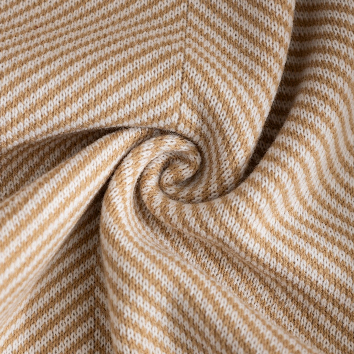 91家纺网 家纺一手货源 找家纺 悦织湾家纺 2025新款轻奢晴纶针织毛毯人字纹回字纹休闲时尚盖毯航空毯 人字纹浅卡其