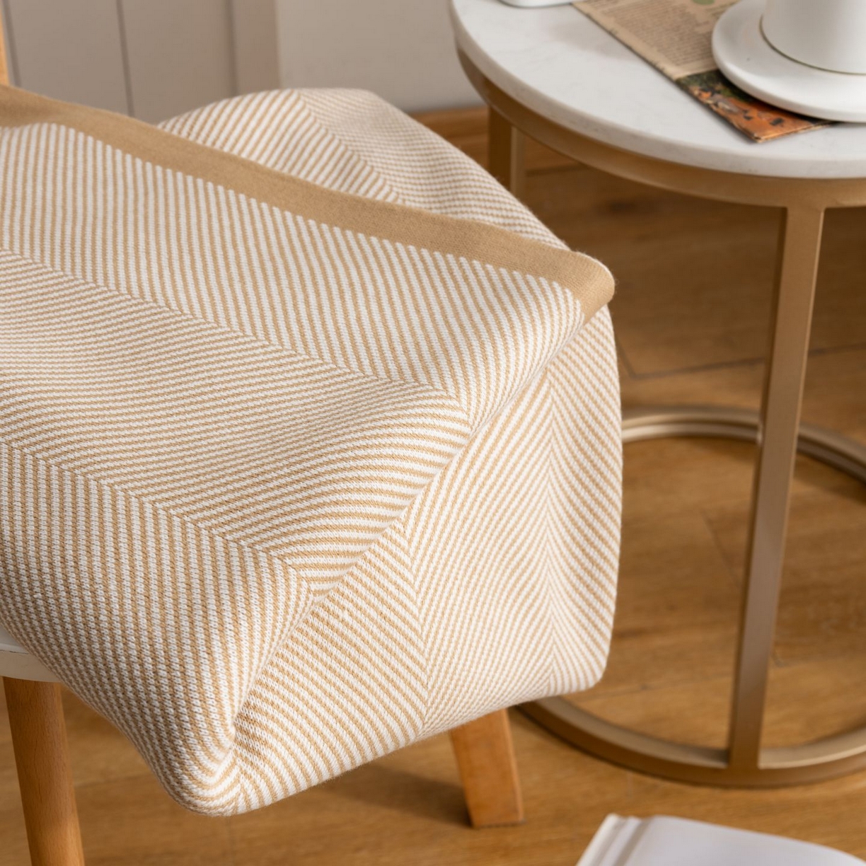 91家纺网 家纺一手货源 找家纺 悦织湾家纺 2025新款轻奢晴纶针织毛毯人字纹回字纹休闲时尚盖毯航空毯 人字纹浅卡其