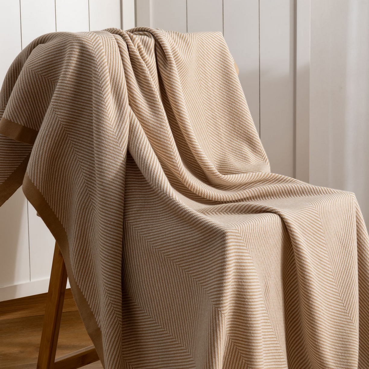 91家纺网 家纺一手货源 找家纺 悦织湾家纺 2025新款轻奢晴纶针织毛毯人字纹回字纹休闲时尚盖毯航空毯 人字纹浅卡其