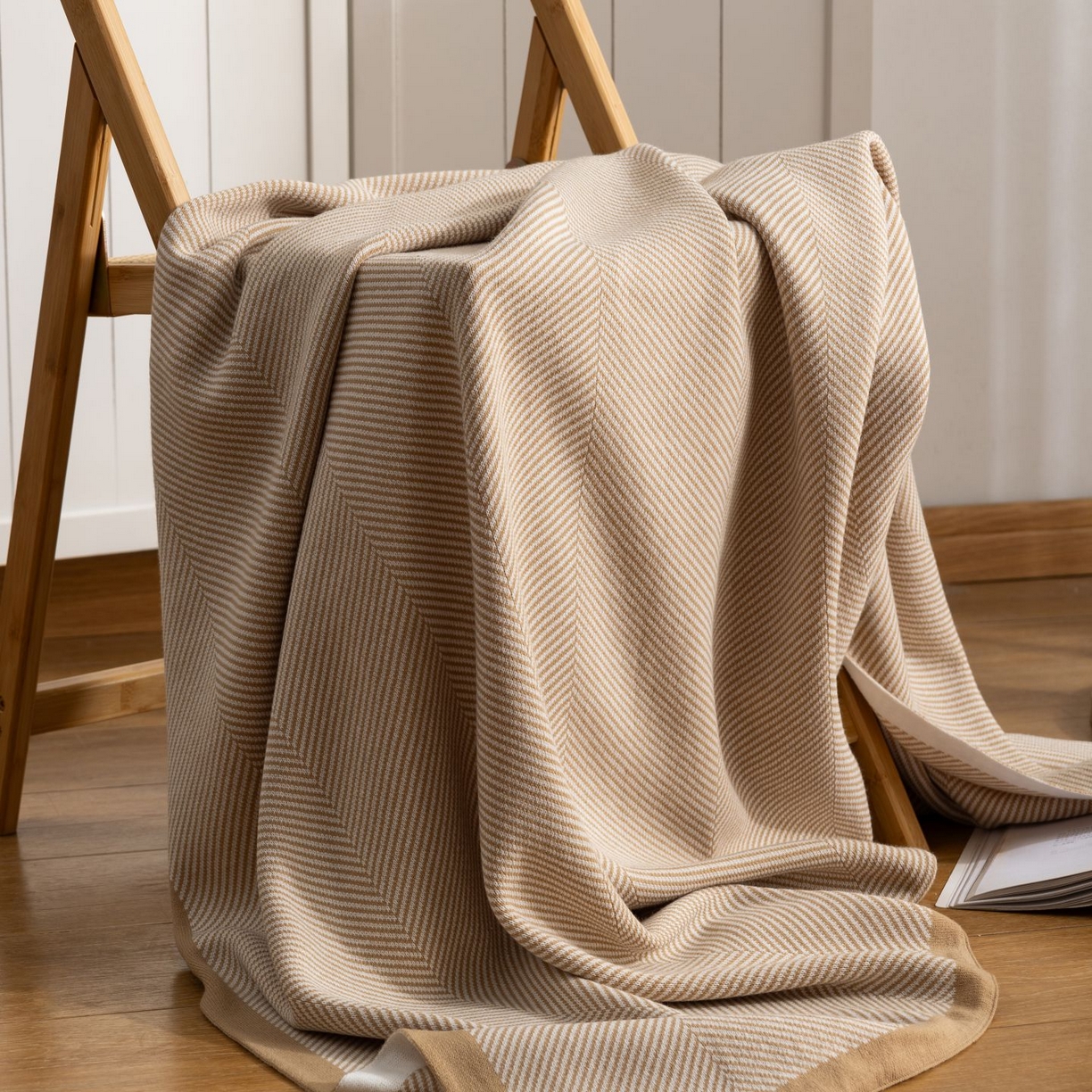 91家纺网 家纺一手货源 找家纺 悦织湾家纺 2025新款轻奢晴纶针织毛毯人字纹回字纹休闲时尚盖毯航空毯 人字纹浅卡其