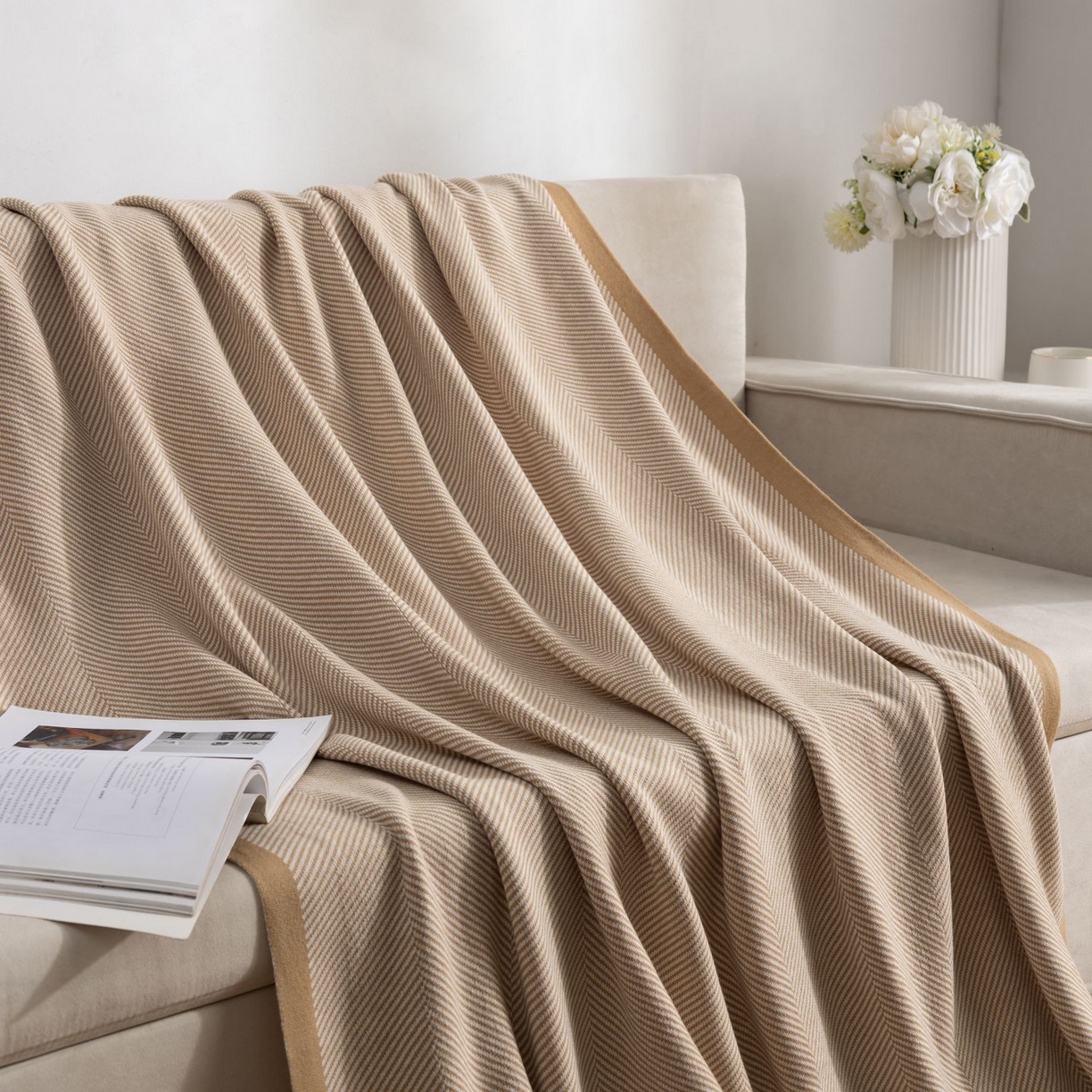 91家纺网 家纺一手货源 找家纺 悦织湾家纺 2025新款轻奢晴纶针织毛毯人字纹回字纹休闲时尚盖毯航空毯 人字纹浅卡其