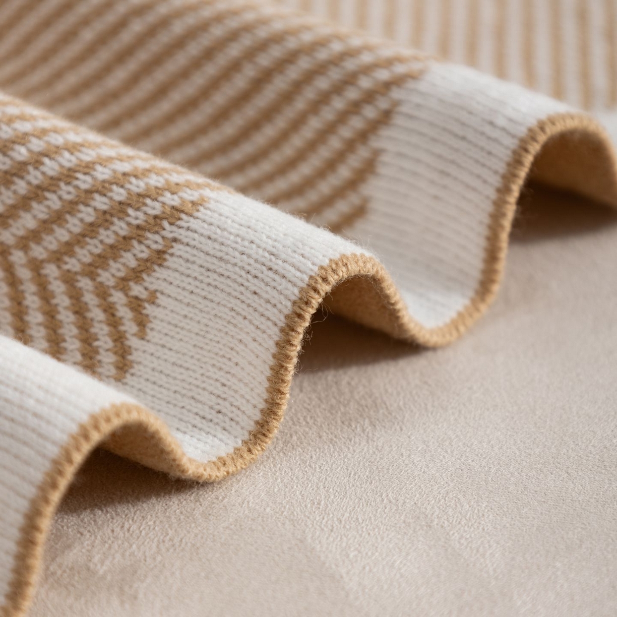 91家纺网 家纺一手货源 找家纺 悦织湾家纺 2025新款轻奢晴纶针织毛毯人字纹回字纹休闲时尚盖毯航空毯 人字纹浅卡其