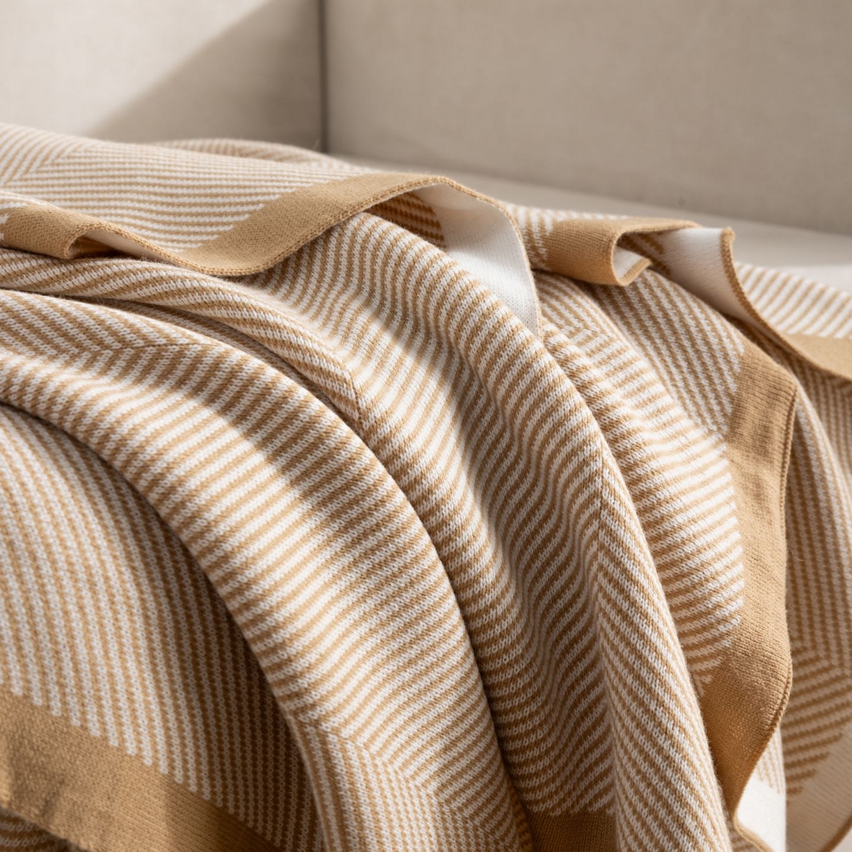 91家纺网 家纺一手货源 找家纺 悦织湾家纺 2025新款轻奢晴纶针织毛毯人字纹回字纹休闲时尚盖毯航空毯 人字纹浅卡其