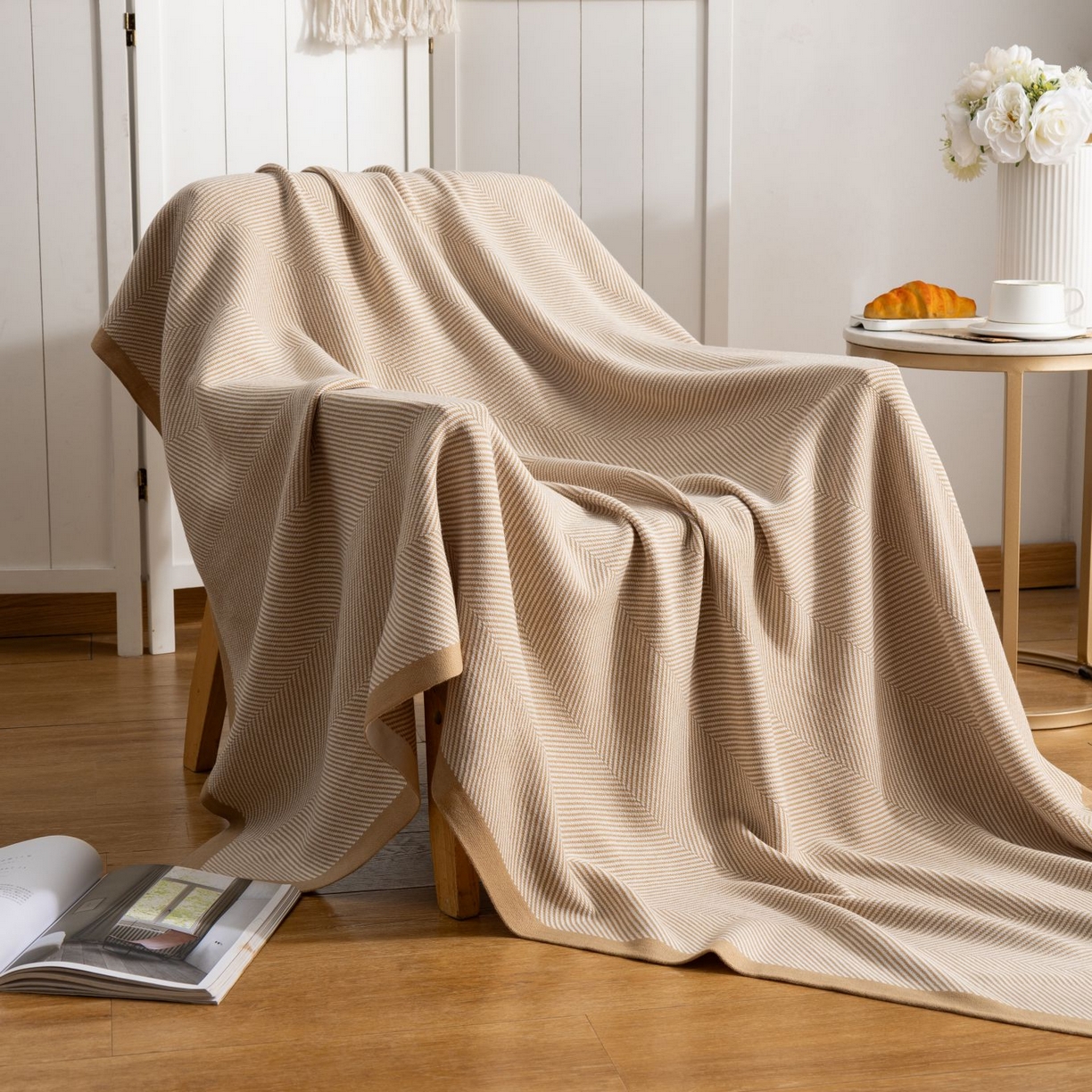91家纺网 家纺一手货源 找家纺 悦织湾家纺 2025新款轻奢晴纶针织毛毯人字纹回字纹休闲时尚盖毯航空毯 人字纹浅卡其