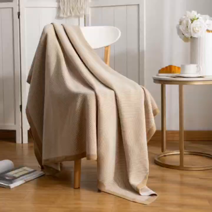 91家纺网 家纺一手货源 找家纺 悦织湾家纺 2025新款轻奢晴纶针织毛毯人字纹回字纹休闲时尚盖毯航空毯 人字纹浅卡其