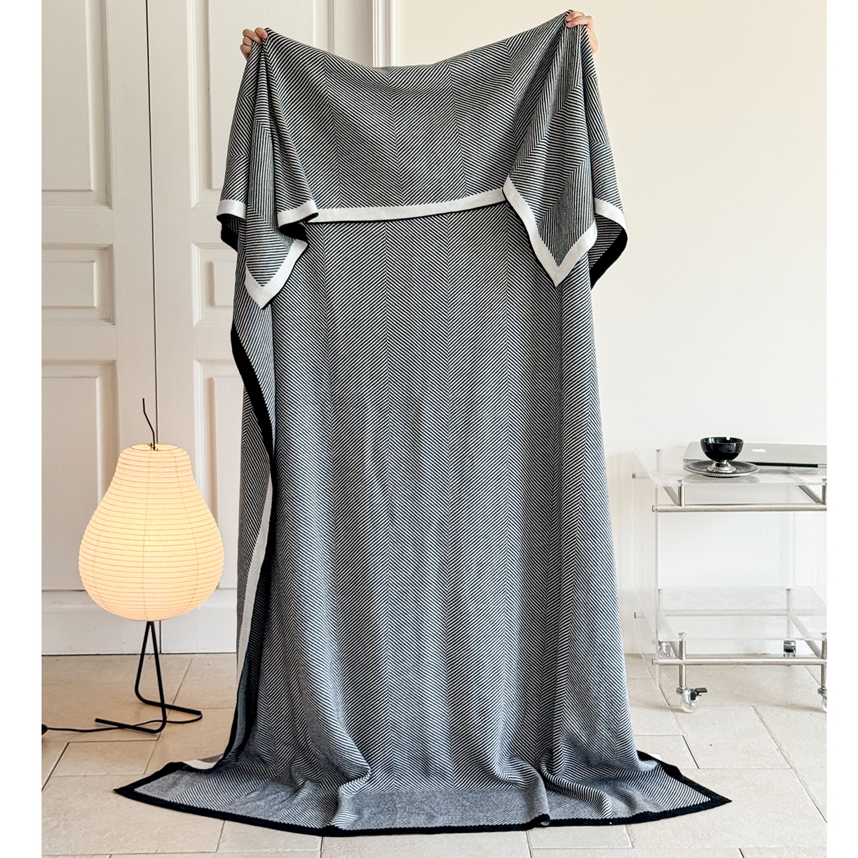 91家纺网 家纺一手货源 找家纺 悦织湾家纺 2025新款轻奢晴纶针织毛毯人字纹回字纹休闲时尚盖毯航空毯 人字纹深灰