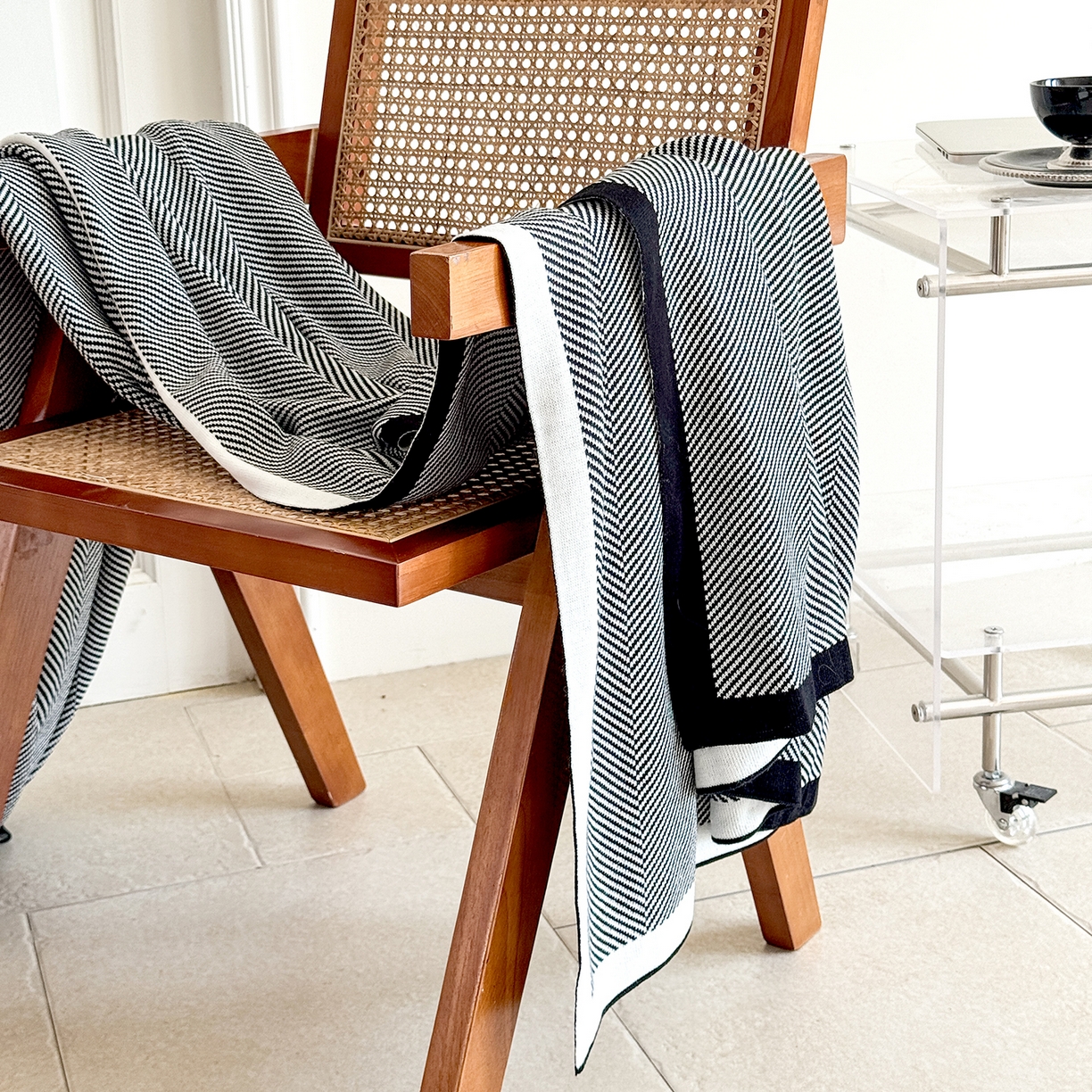 91家纺网 家纺一手货源 找家纺 悦织湾家纺 2025新款轻奢晴纶针织毛毯人字纹回字纹休闲时尚盖毯航空毯 人字纹深灰