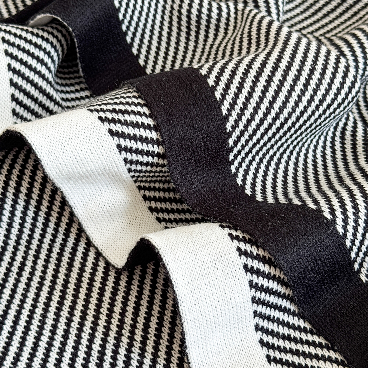 91家纺网 家纺一手货源 找家纺 悦织湾家纺 2025新款轻奢晴纶针织毛毯人字纹回字纹休闲时尚盖毯航空毯 人字纹深灰