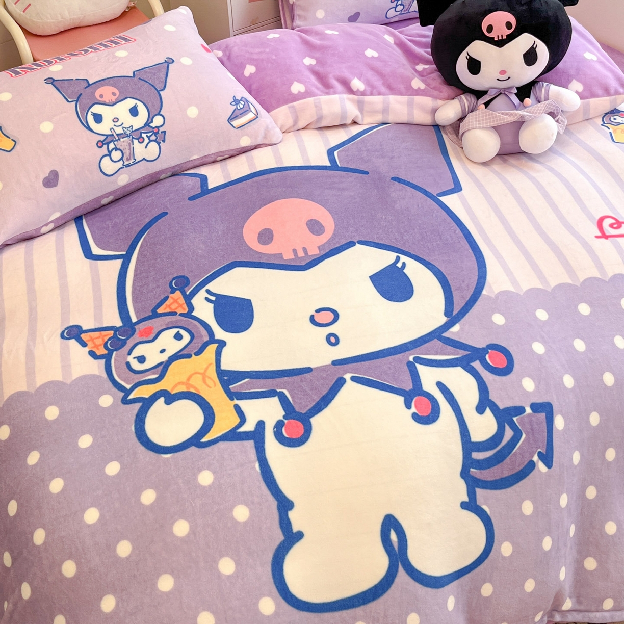 91家纺网 家纺一手货源 找家纺 暮思家居 2025新款正版授权三丽鸥大阪数码印花高克重加厚保暖牛奶绒四件套 绒大阪-甜筒库洛米