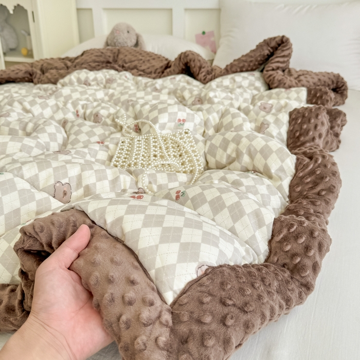 91家纺网 家纺一手货源 找家纺 宜梦家居 2025新款纯棉豆豆被冬被被子被芯 格林小果