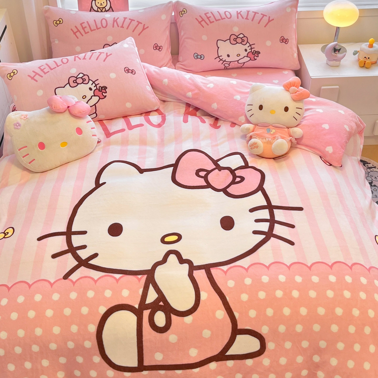 91家纺网 家纺一手货源 找家纺 暮思家居 2025新款正版授权三丽鸥大阪数码印花高克重加厚保暖牛奶绒四件套 绒大阪-条纹KT