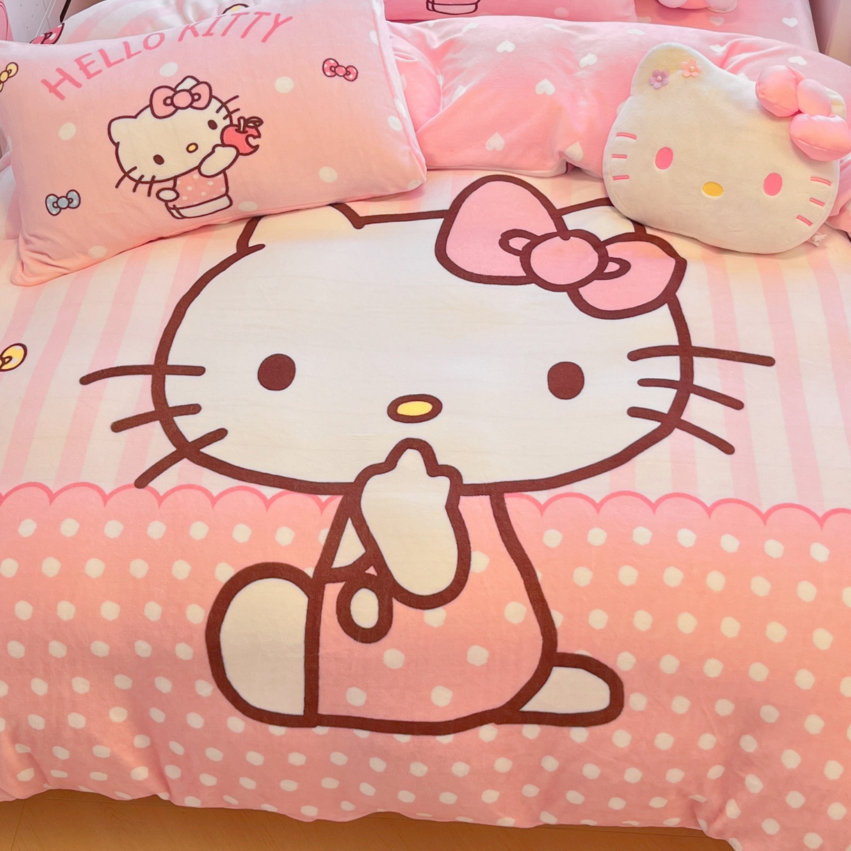 91家纺网 家纺一手货源 找家纺 暮思家居 2025新款正版授权三丽鸥大阪数码印花高克重加厚保暖牛奶绒四件套 绒大阪-条纹KT