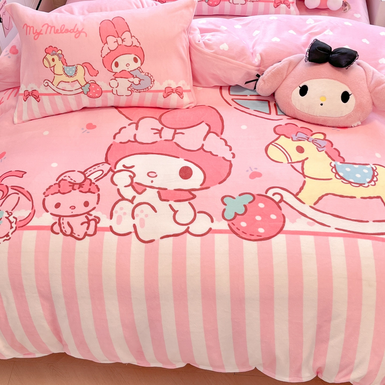 91家纺网 家纺一手货源 找家纺 暮思家居 2025新款正版授权三丽鸥大阪数码印花高克重加厚保暖牛奶绒四件套 绒大阪-条纹美乐蒂