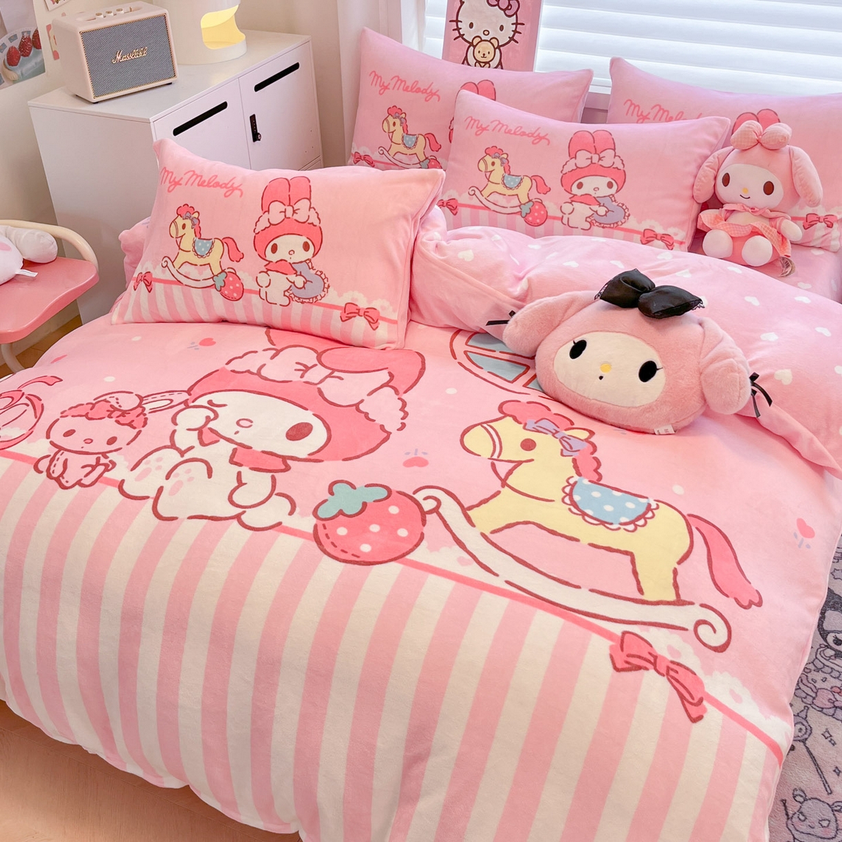 91家纺网 家纺一手货源 找家纺 暮思家居 2025新款正版授权三丽鸥大阪数码印花高克重加厚保暖牛奶绒四件套 绒大阪-条纹美乐蒂