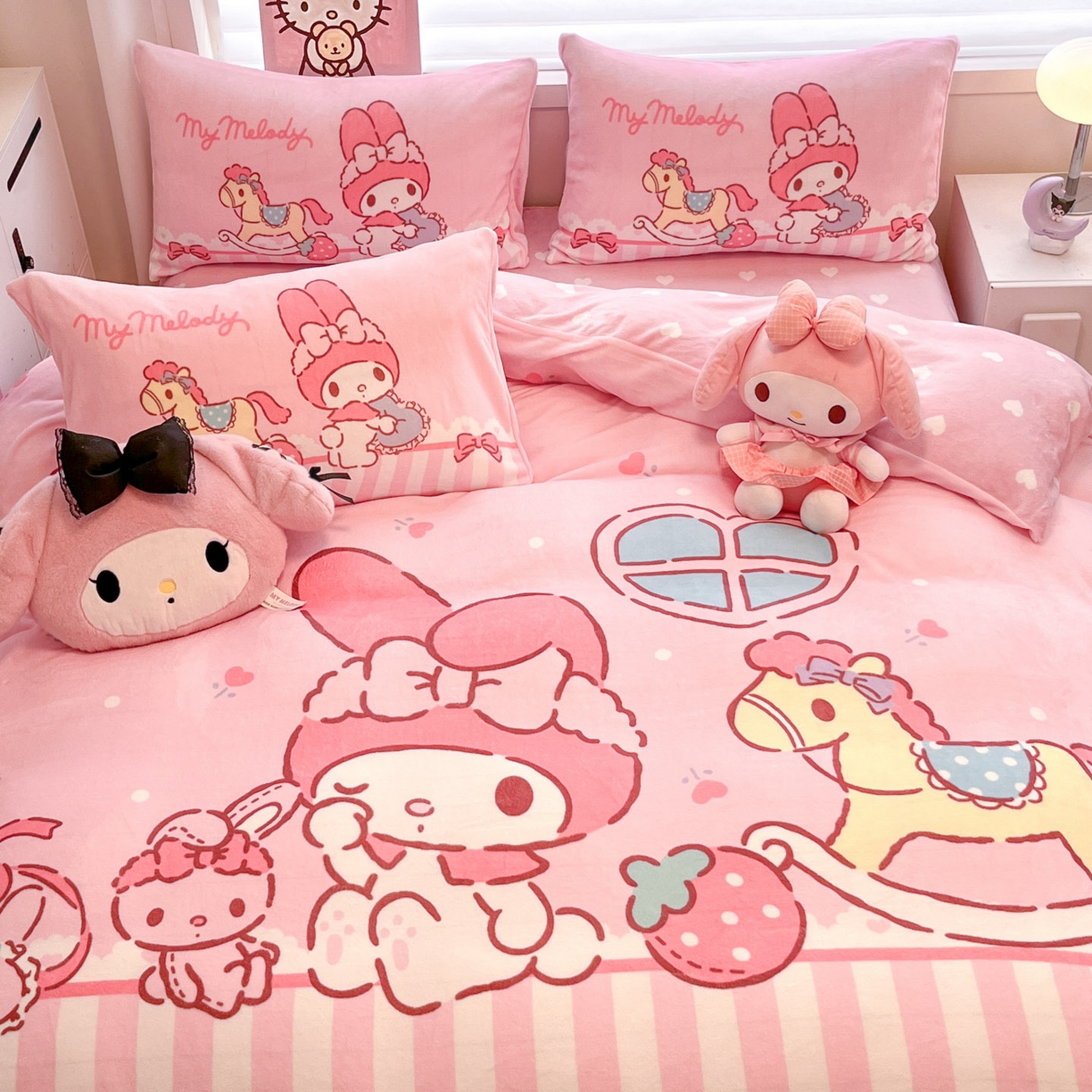 91家纺网 家纺一手货源 找家纺 暮思家居 2025新款正版授权三丽鸥大阪数码印花高克重加厚保暖牛奶绒四件套 绒大阪-条纹美乐蒂