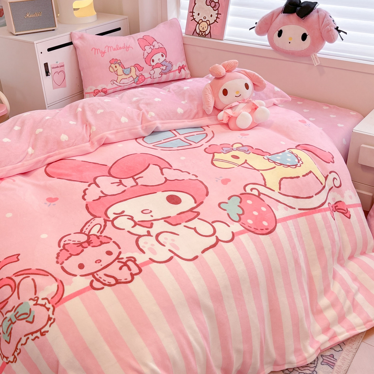 91家纺网 家纺一手货源 找家纺 暮思家居 2025新款正版授权三丽鸥大阪数码印花高克重加厚保暖牛奶绒四件套 绒大阪-条纹美乐蒂