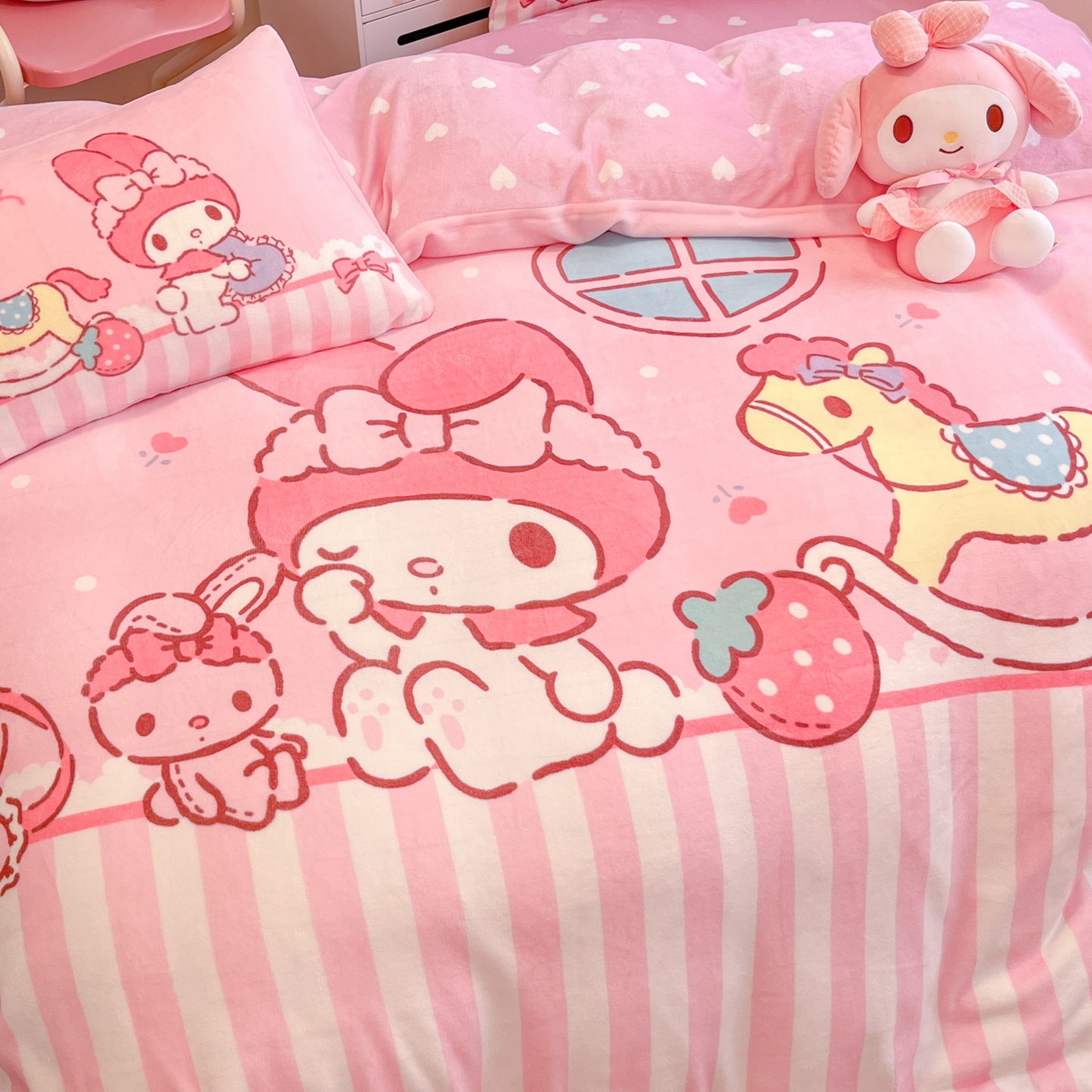 91家纺网 家纺一手货源 找家纺 暮思家居 2025新款正版授权三丽鸥大阪数码印花高克重加厚保暖牛奶绒四件套 绒大阪-条纹美乐蒂